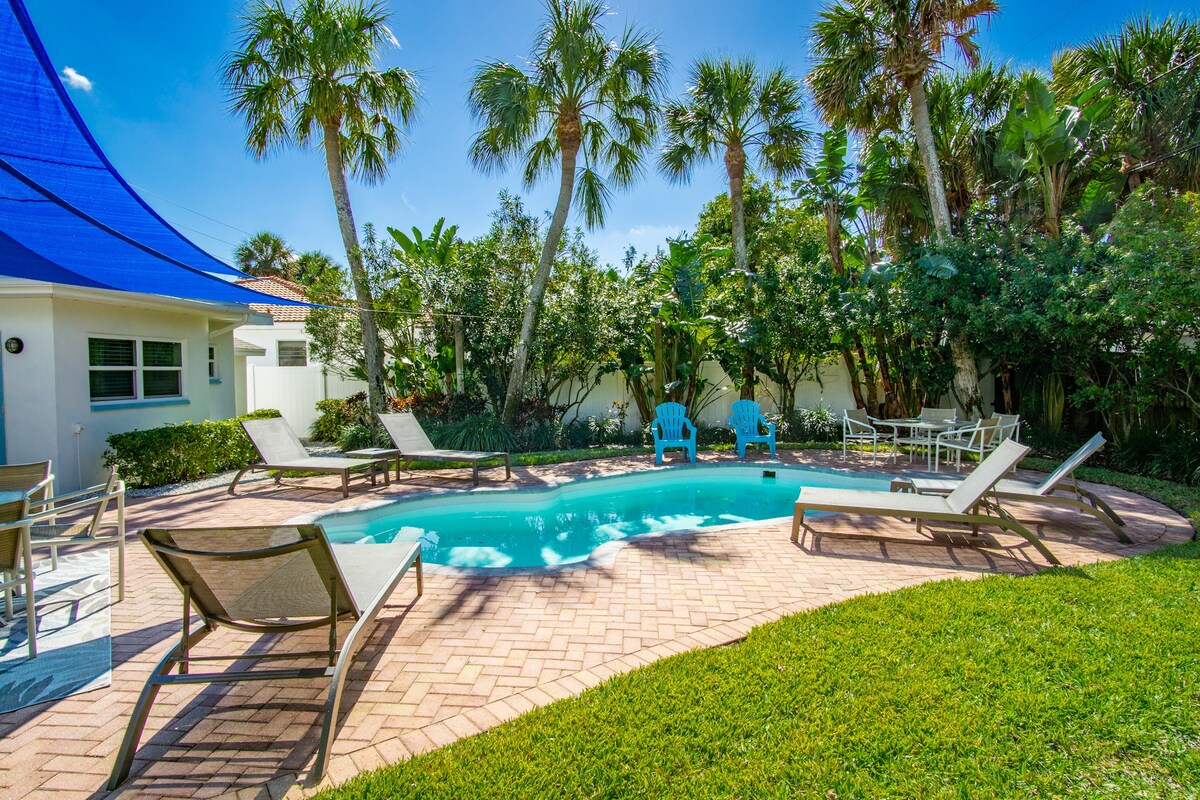 Fun 4-bedroom pool home steps to Clearwater beach!