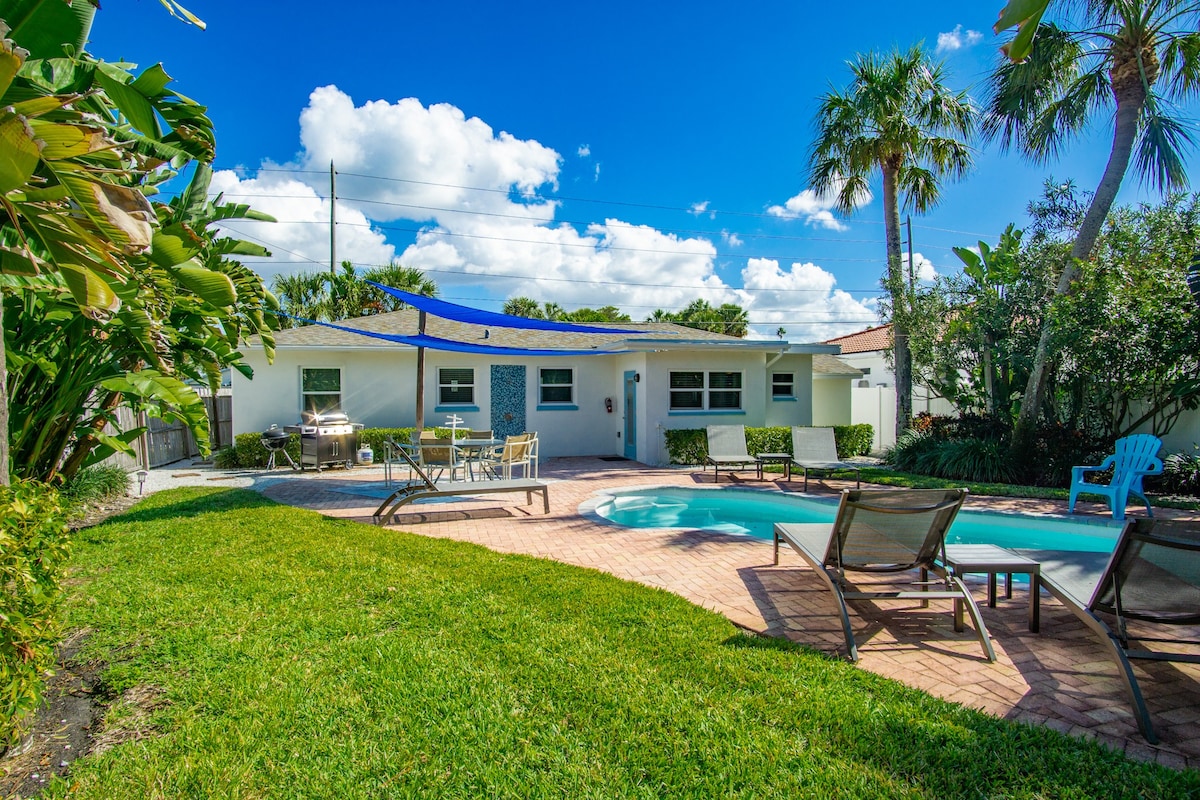 Fun 4-bedroom pool home steps to Clearwater beach!