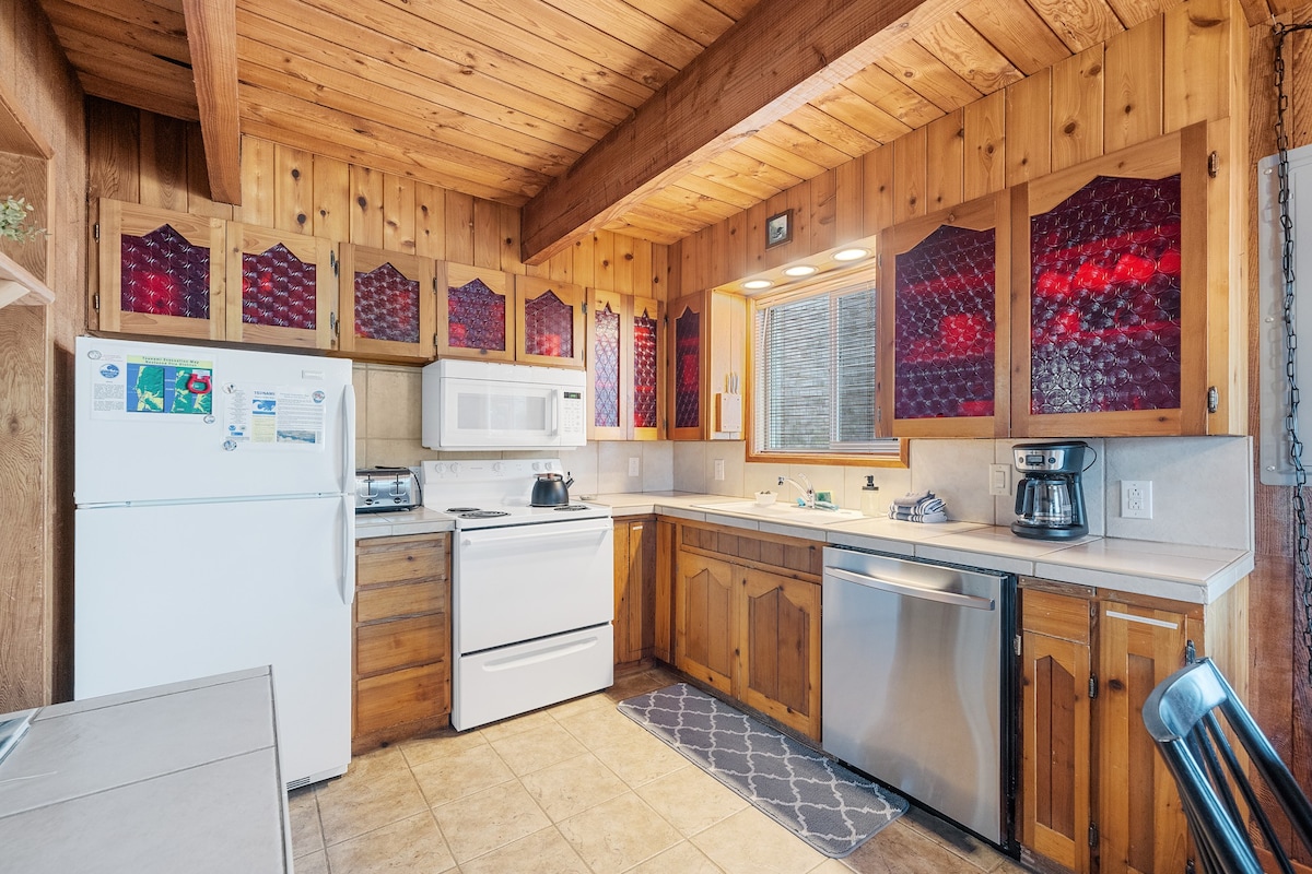 Cozy Cabin-Pet Friendly/HotTub- Close to beach