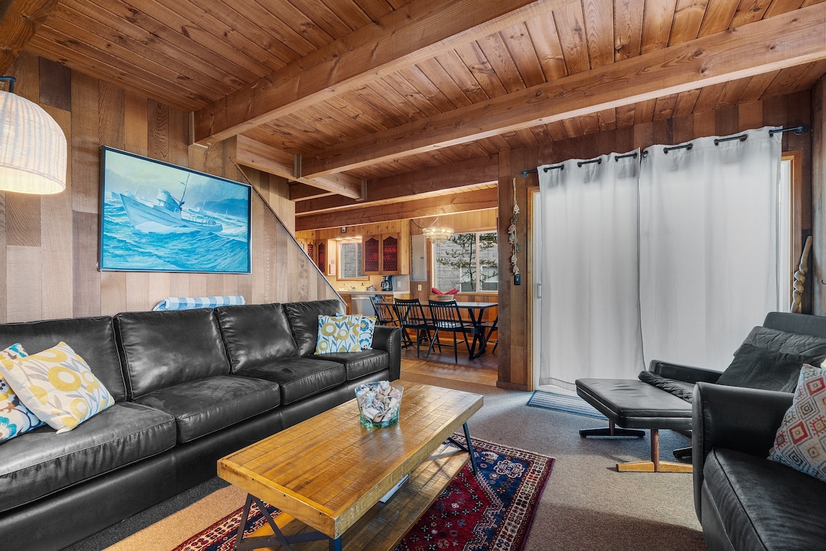 Cozy Cabin-Pet Friendly/HotTub- Close to beach