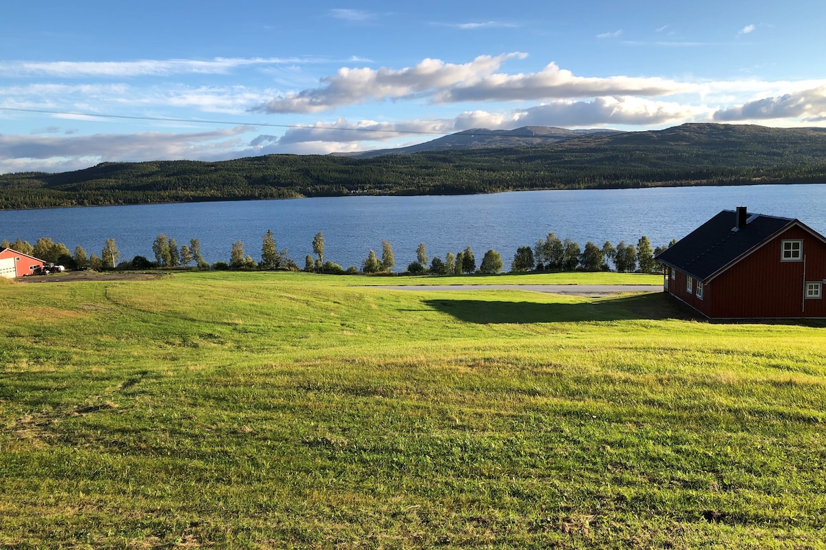 Nyrestaurert og koselig hytte ved Skjelbredvatnet.