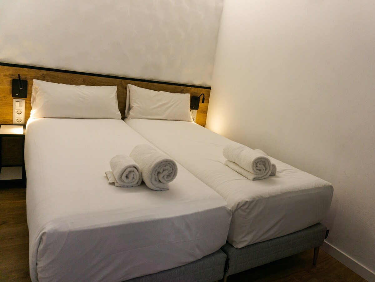 位于巴塞罗那中心的小型双床房