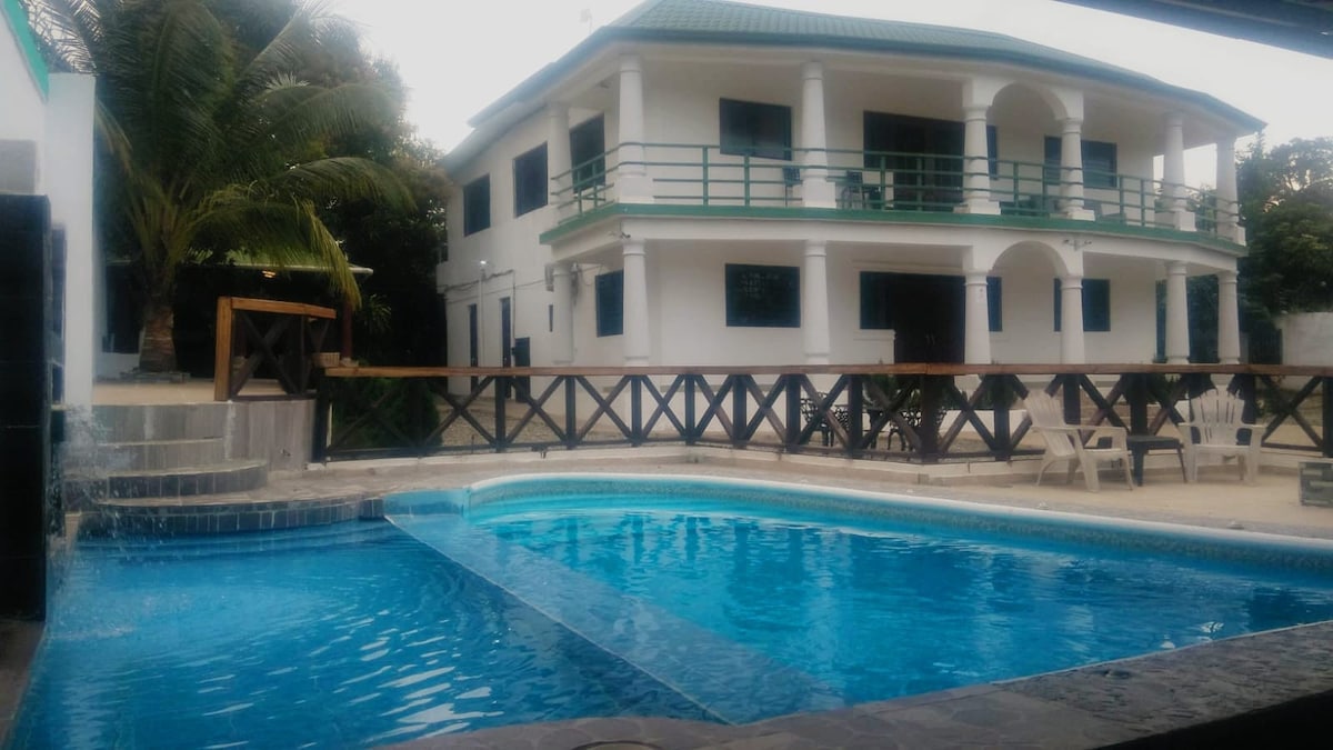 多米尼加共和国圣地亚哥的5卧别墅