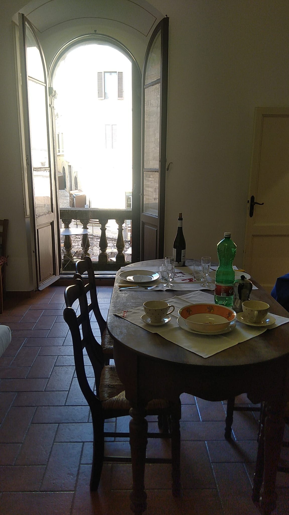 La "Casa di Angela" e grande balcone sulla piazza