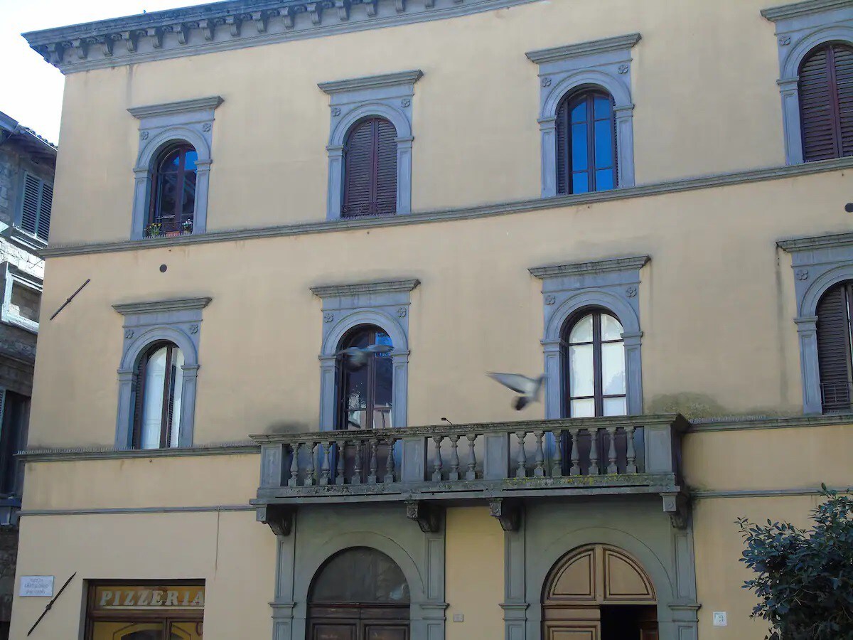 La "Casa di Angela" e grande balcone sulla piazza