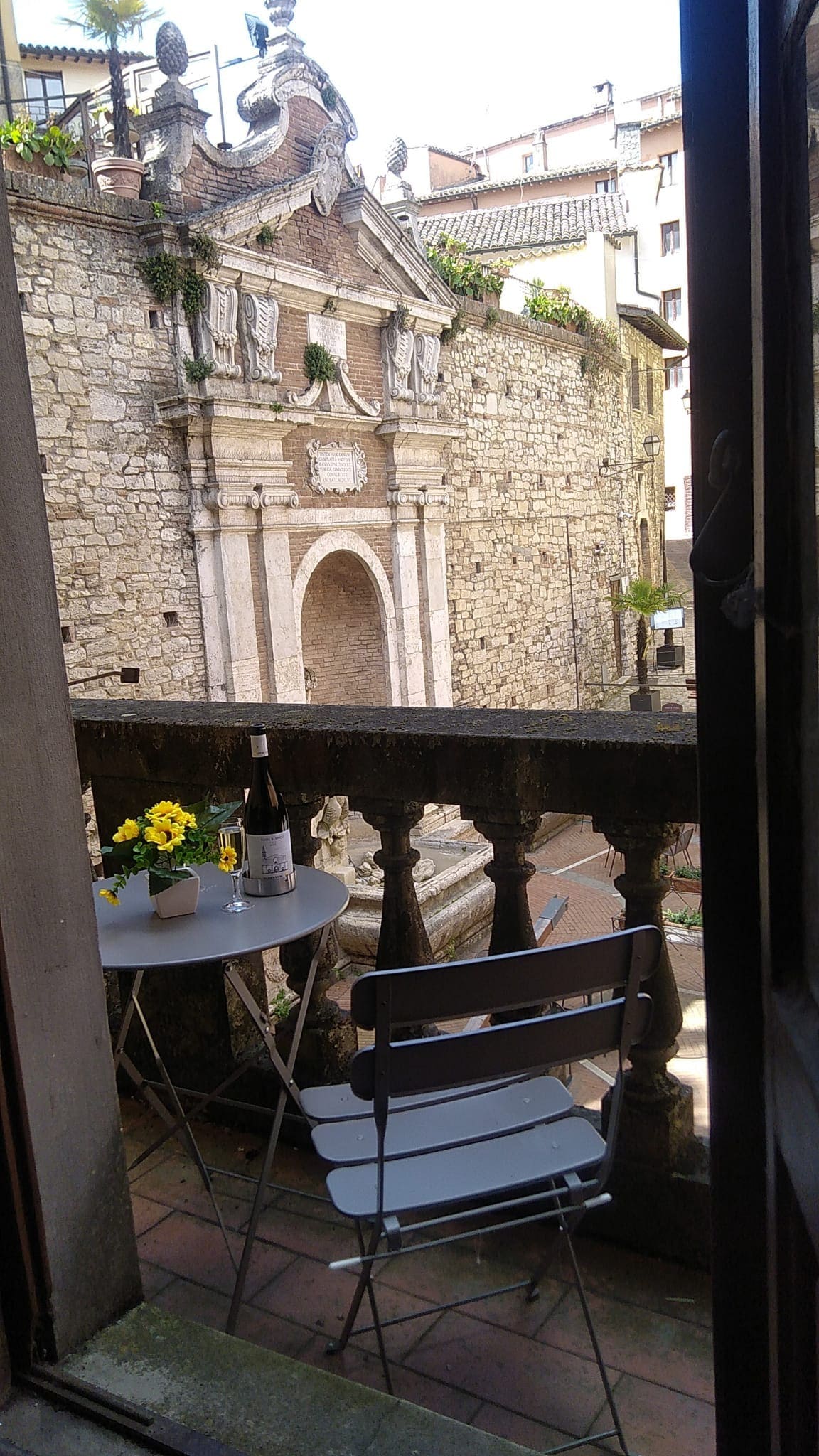 La "Casa di Angela" e grande balcone sulla piazza