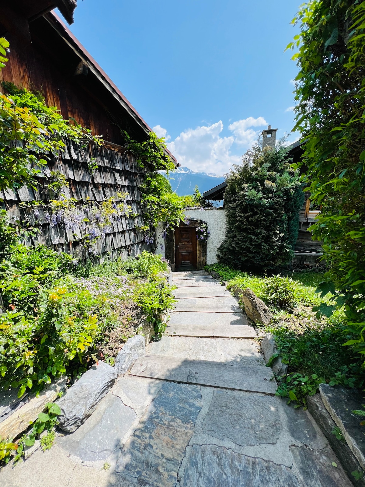 可爱的瑞士阿尔卑斯山小屋，适合情侣入住