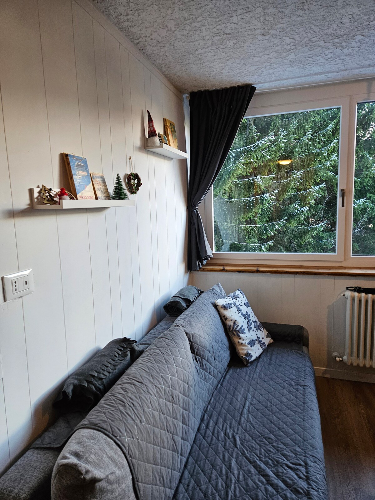 舒适且维护良好的公寓，可欣赏到树林的美景