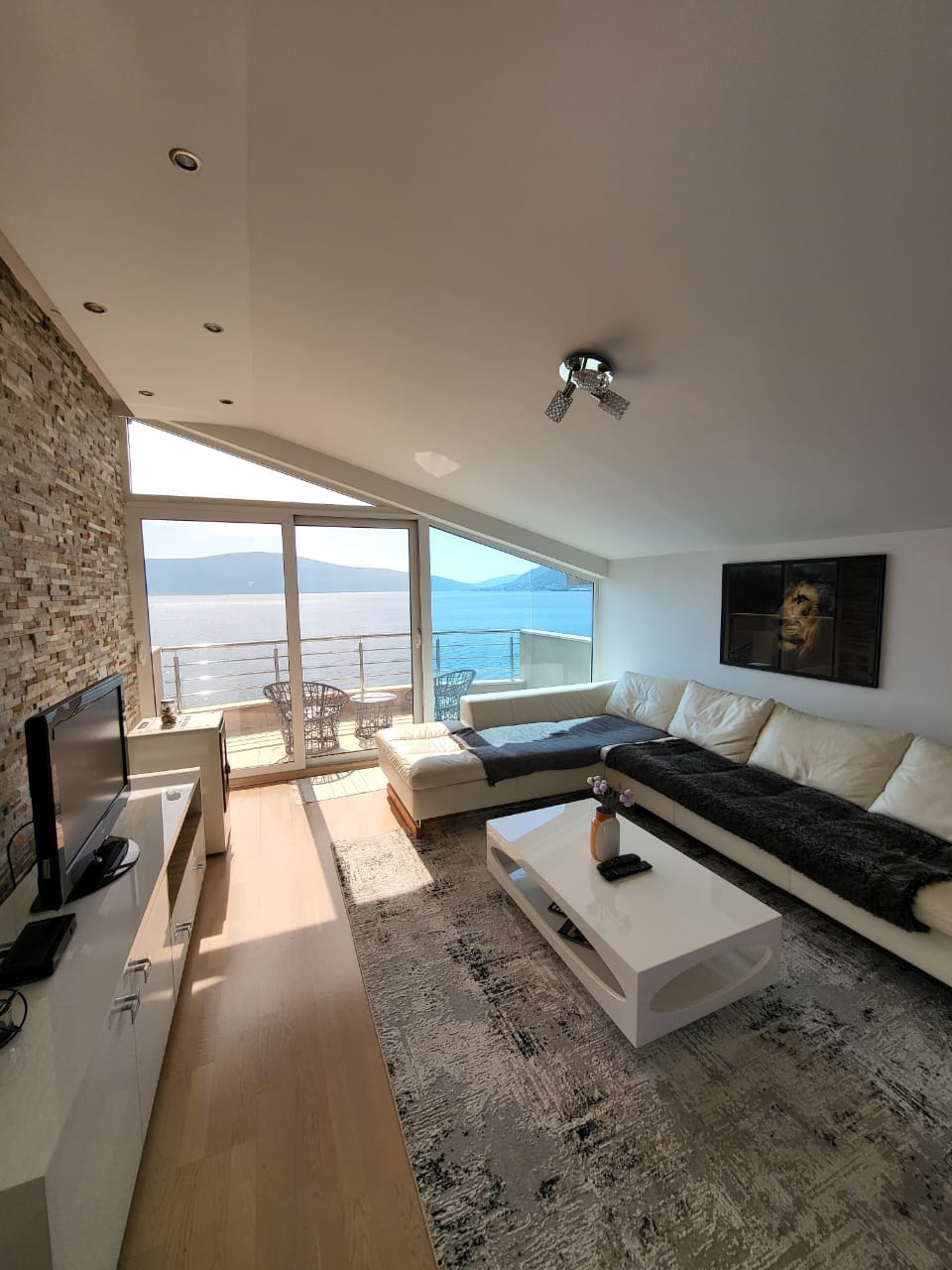 Beachfront 2BR Loft w/ Terrace and Bay View