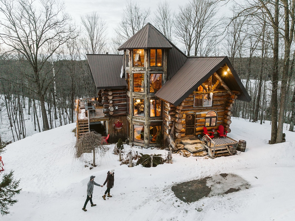 Private Treehouse in the Woods w/ Hot Tub