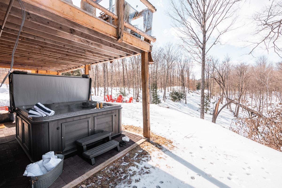 Private Treehouse in the Woods w/ Hot Tub