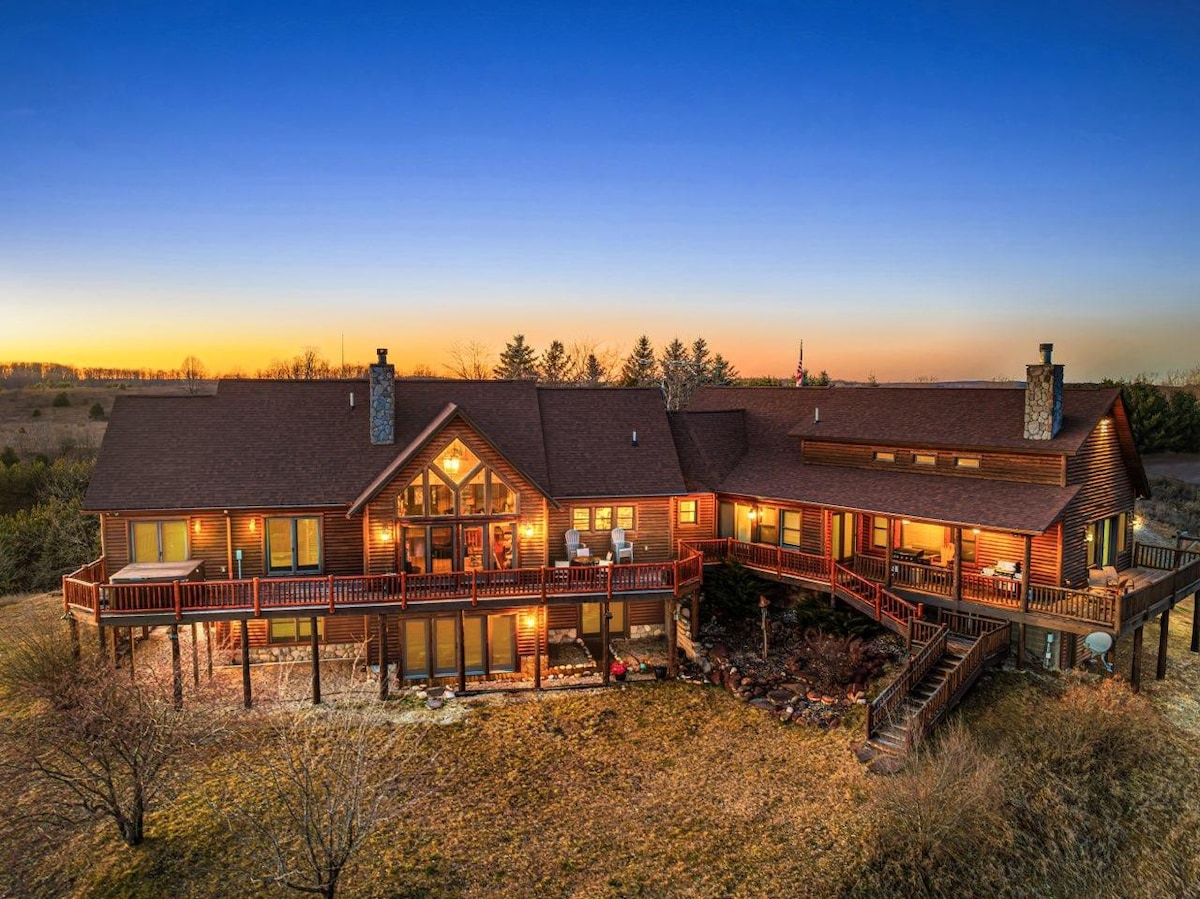 Cozy Cabin; 6 Bedrooms, 330 acres, Hot Tub w/Views