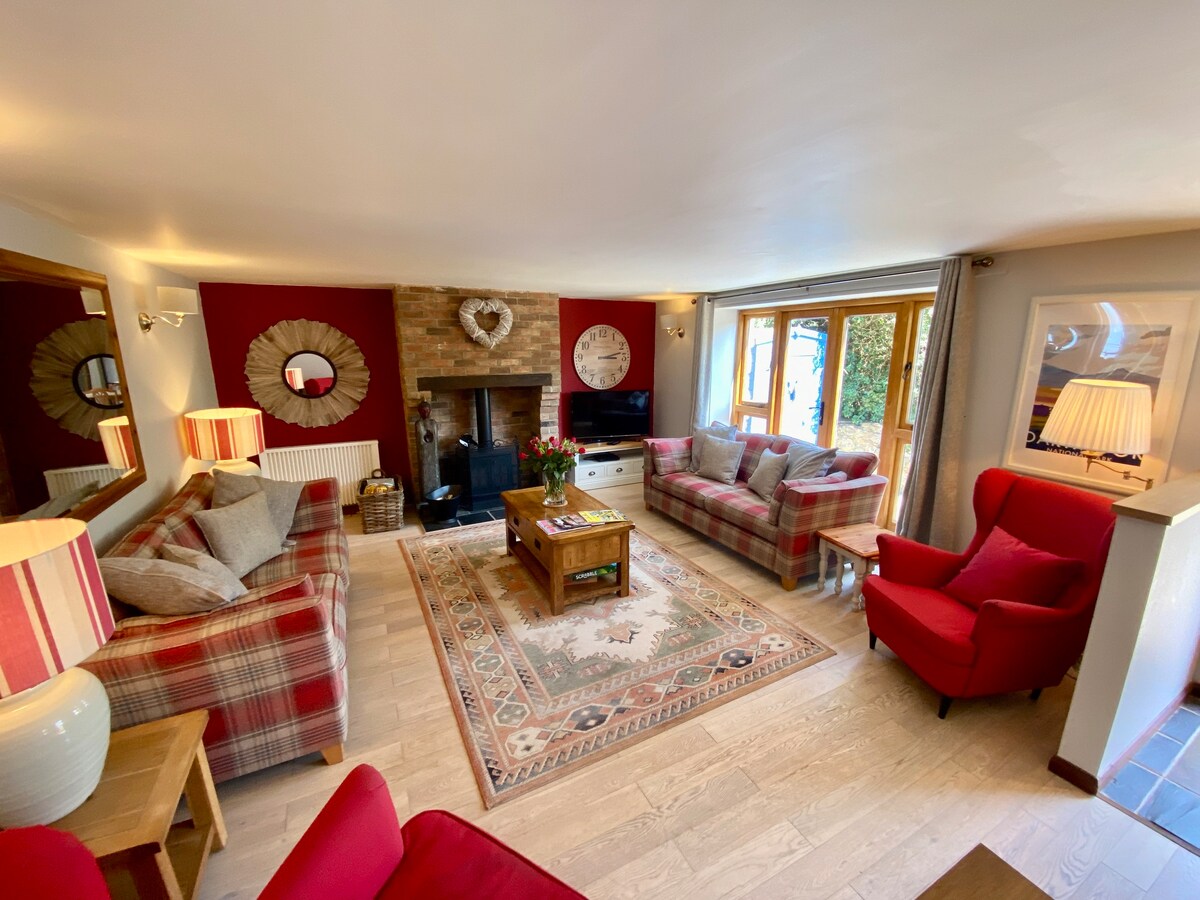 Cosy 4 bed cottage for 8 with shared  indoor pool