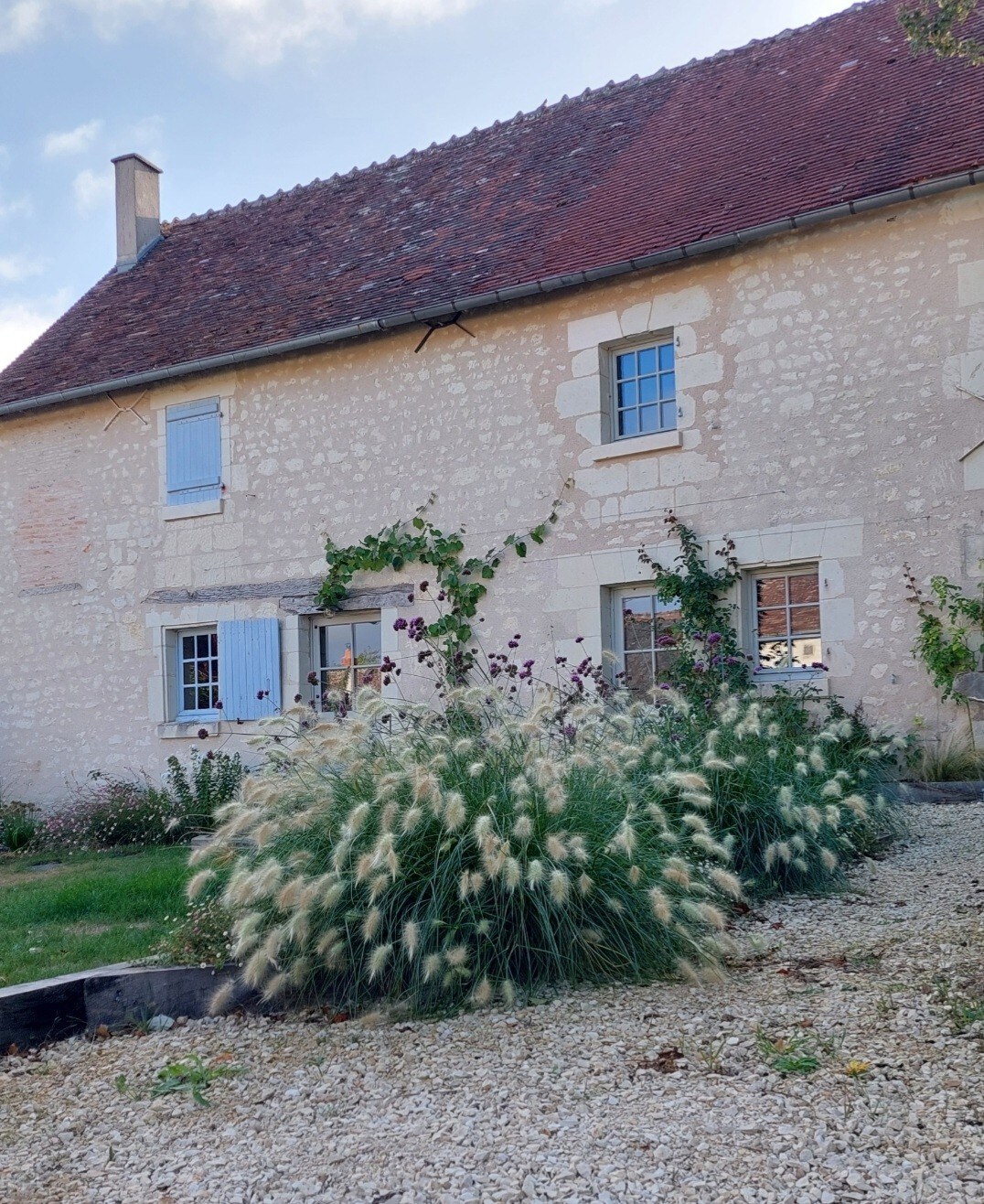 Antre ouvert dans un hameau fleuri.