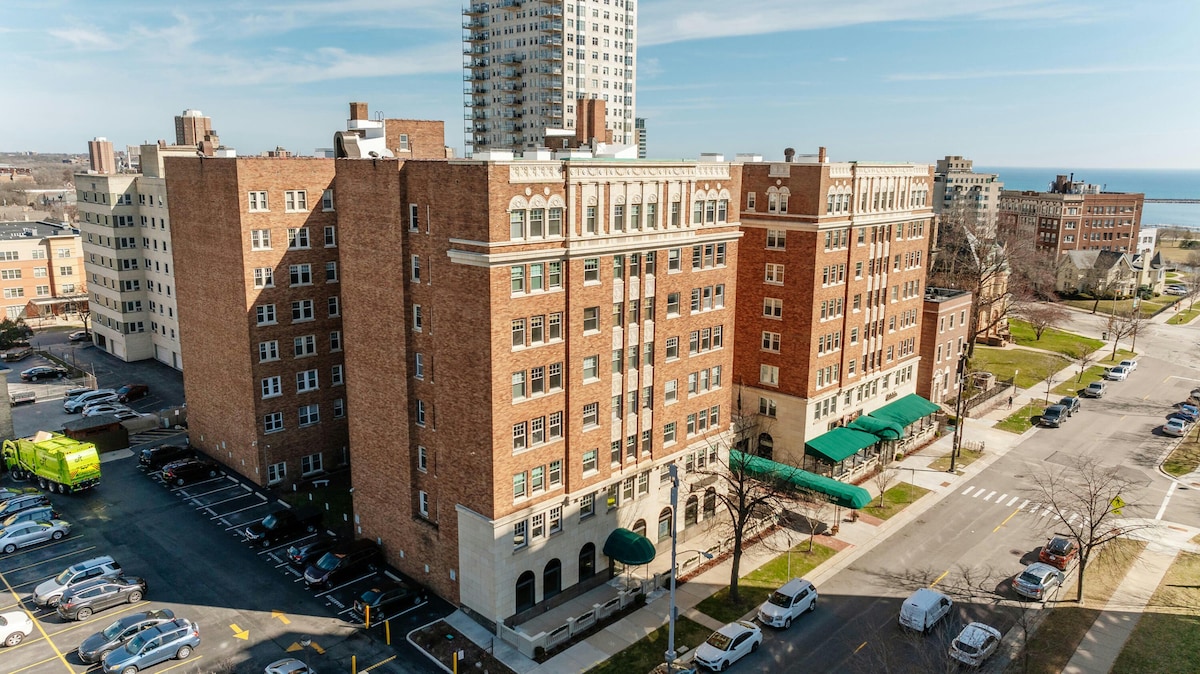 Huge condo in historic hotel by Lake MI w/parking