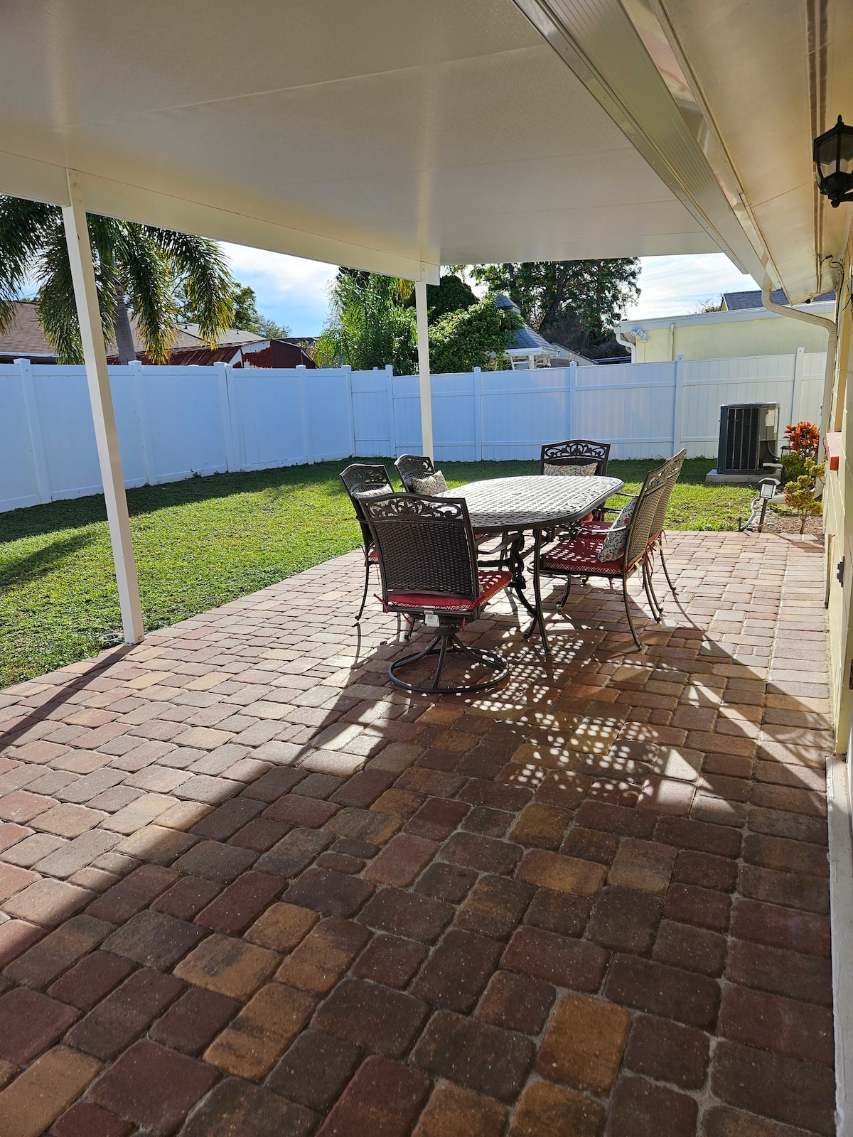House at North Tampa 3BR & 2BA + Backyard