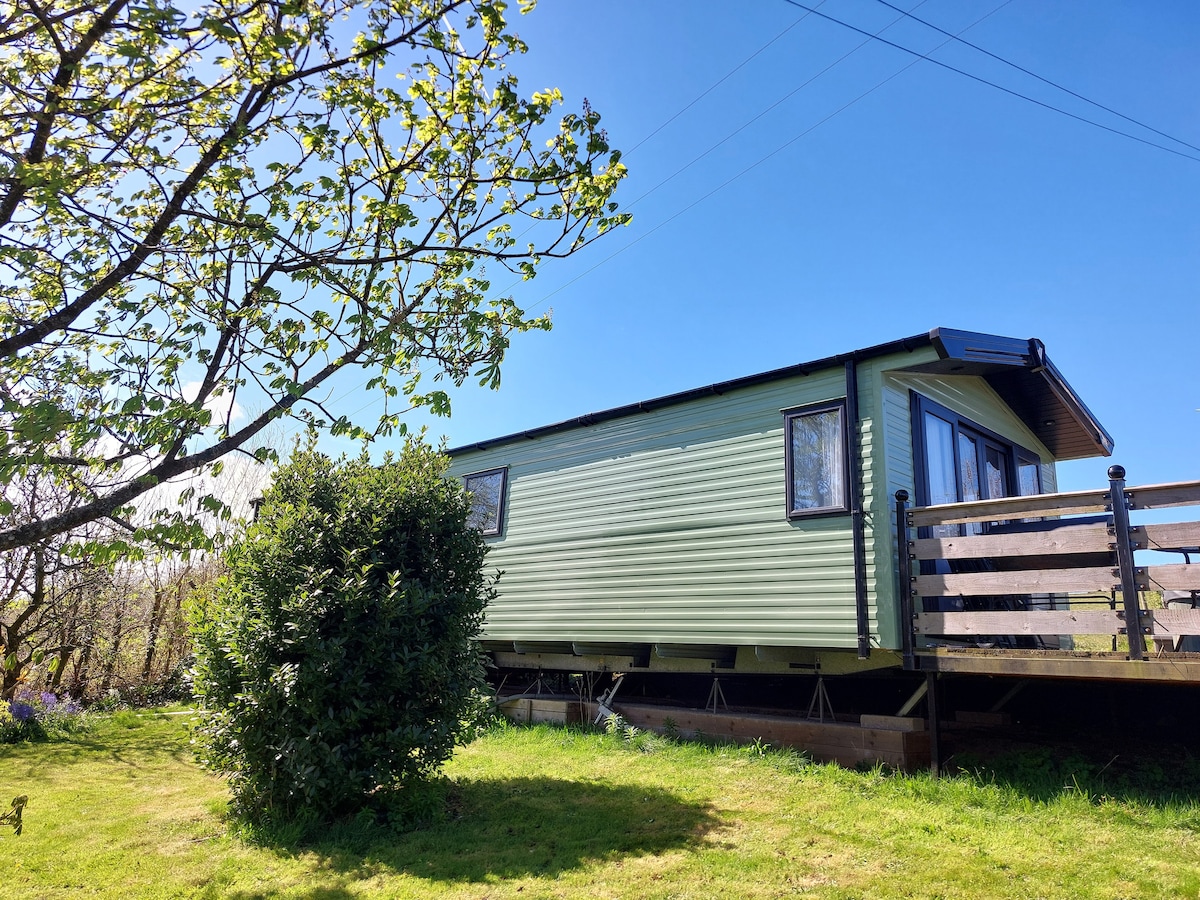 Three Spaniels' holiday lodge with hot tub