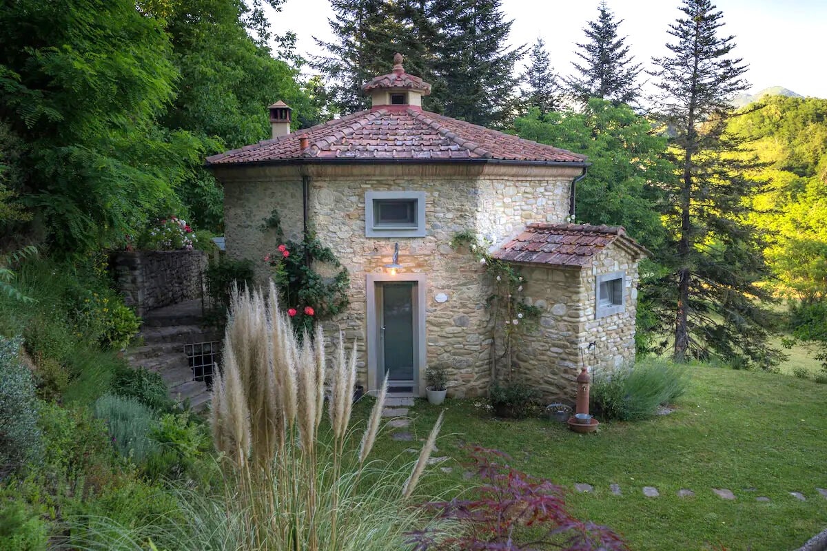 "Ghiacciaia" casa immersa nel verde della Toscana