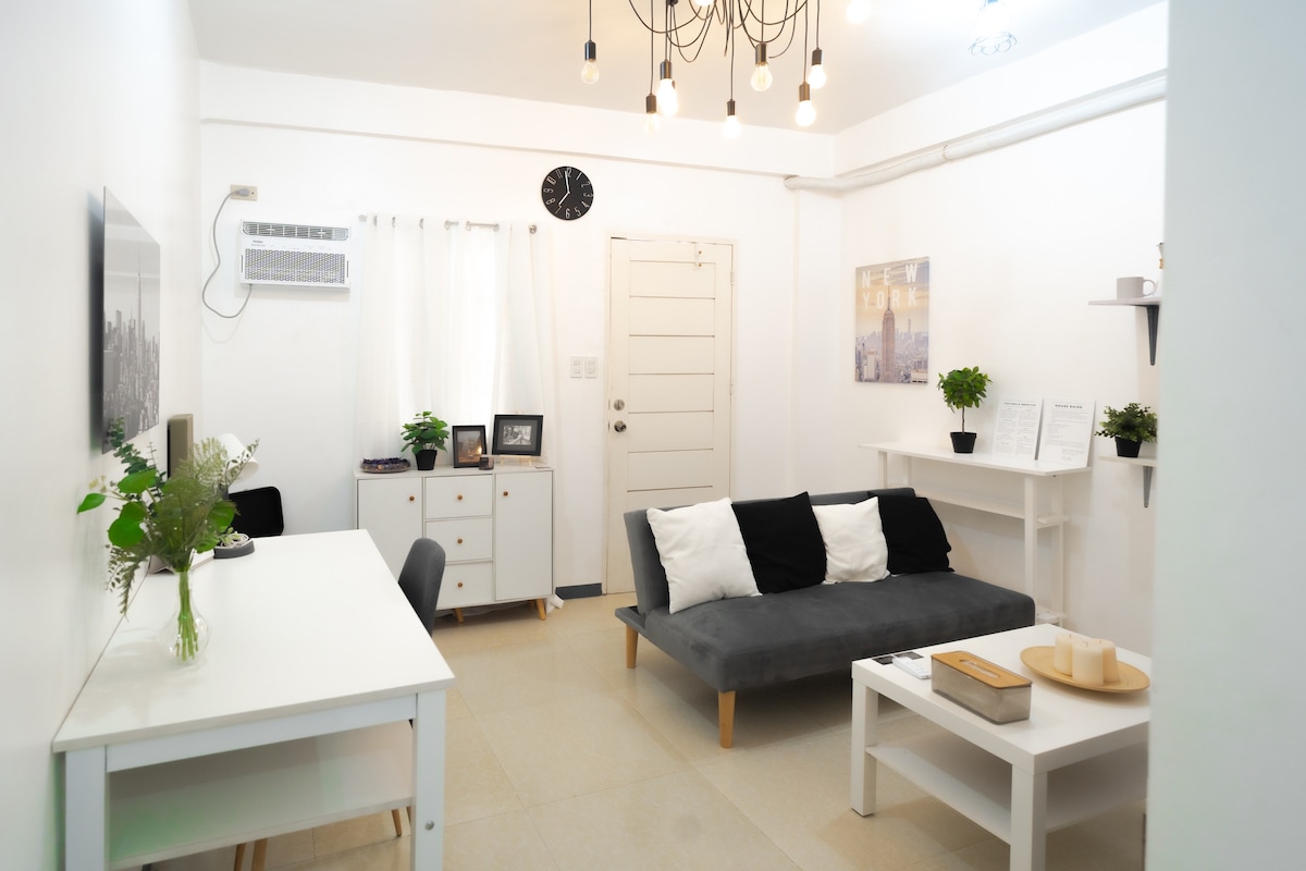 Atelier 11: A Black & White Apartment in Rizal