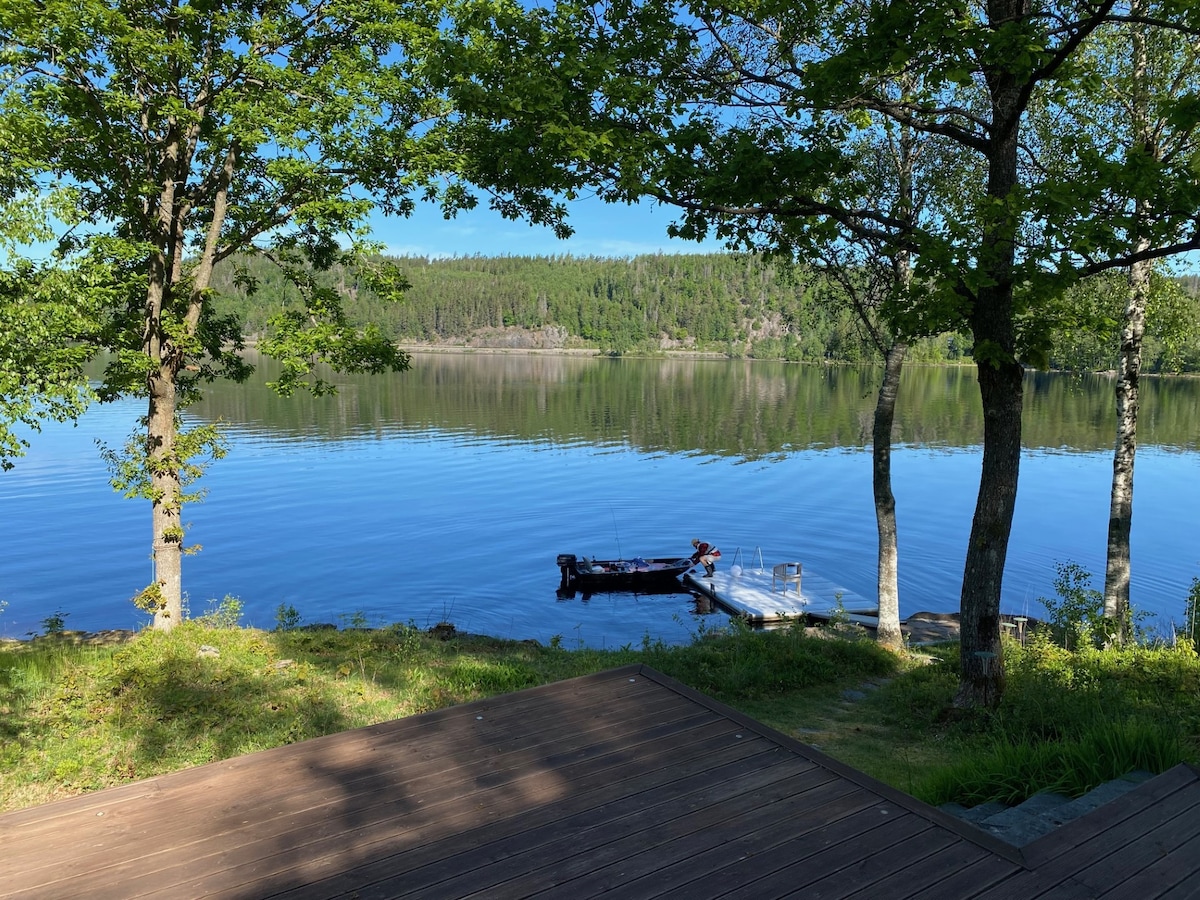 Lakefront cottage with 4 bedrooms + private jetty