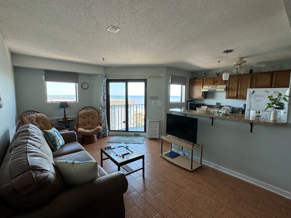 Resort Life 6th Floor Condo on Ocean with Pools