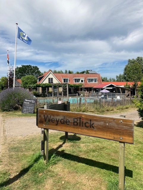 Ijsselmeer附近带游泳池的露营度假木屋