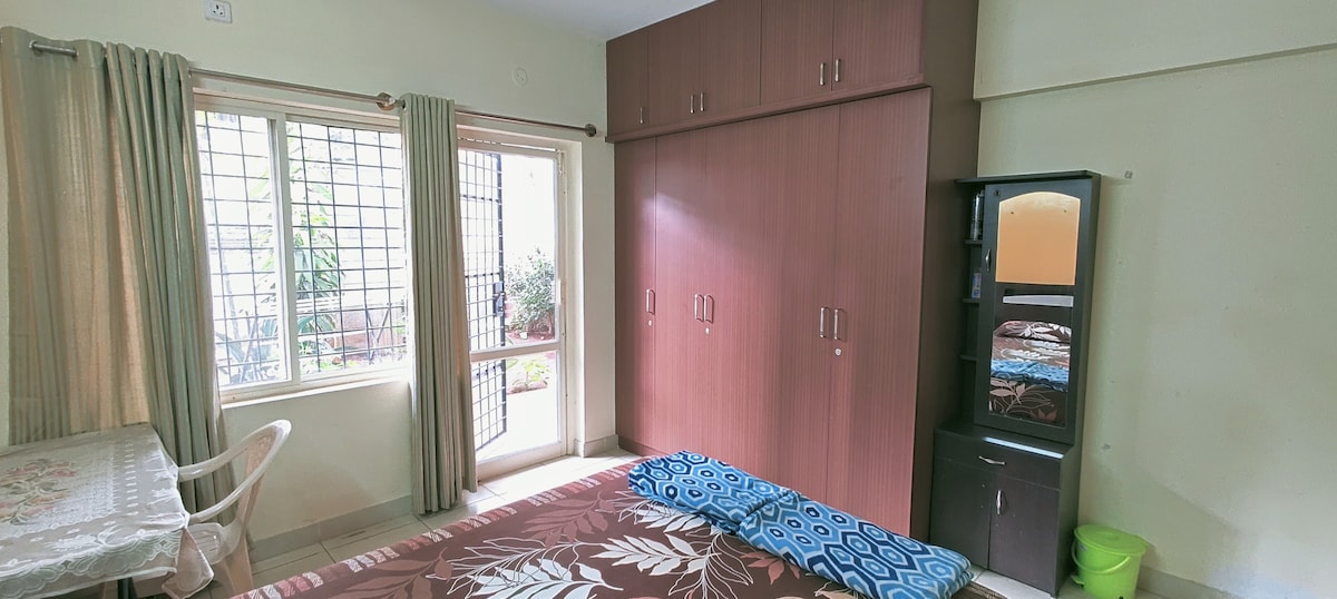 1间带大号双人床和无线网络的温馨舒适的1卧室公寓。