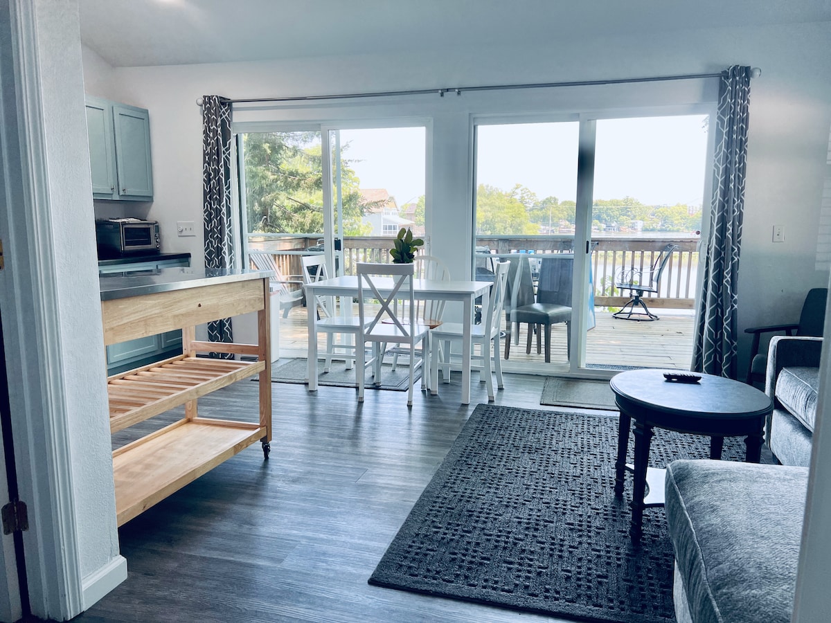 Deluxe Lakefront Cottage with Private Deck