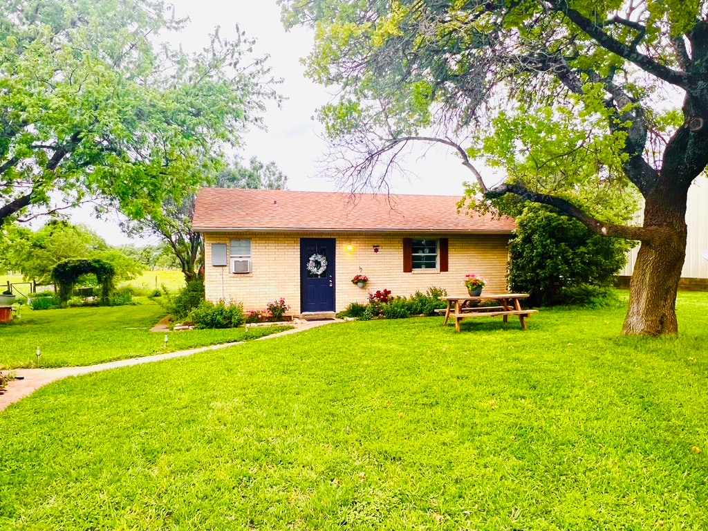 Cozy 1 Bedroom Studio Cottage in the Hill Country