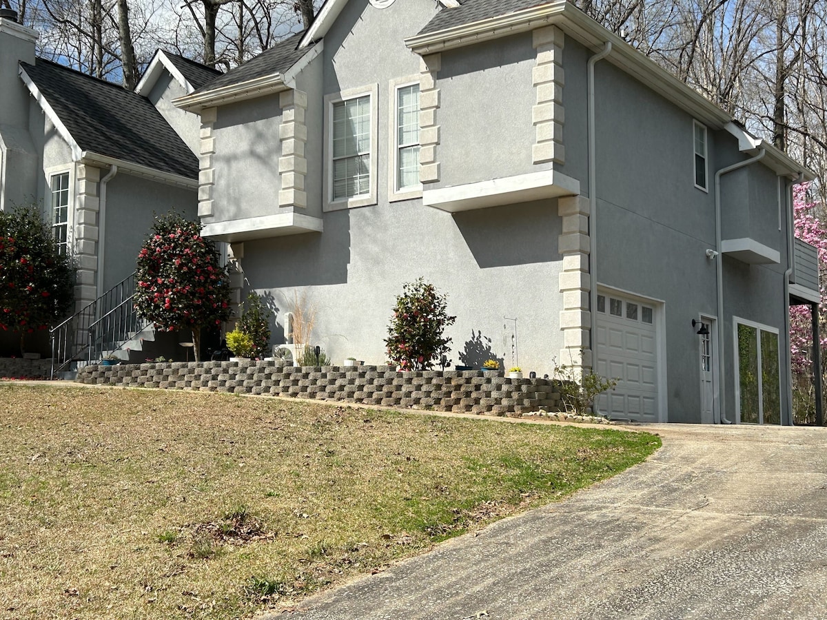 Peaceful Suite with Kitchen, 20 mi. from Atlanta