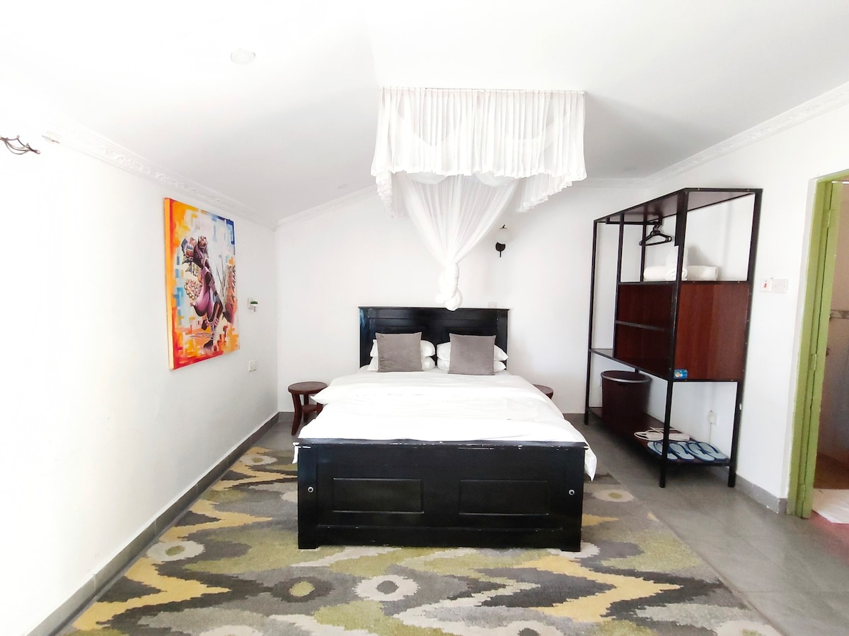 米利马尼（ Milimani ）的套房宽敞单间公寓，带标准双人床