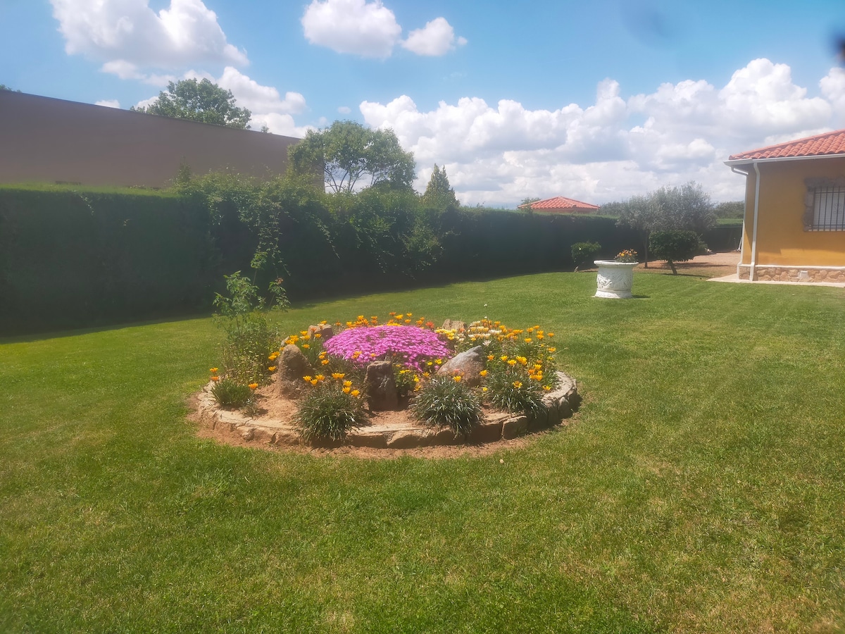 Casa grande con piscina, porche y barbacoa