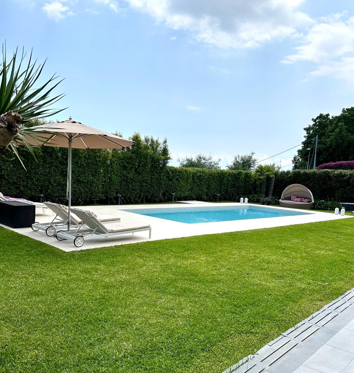 地中海现代别墅泳池