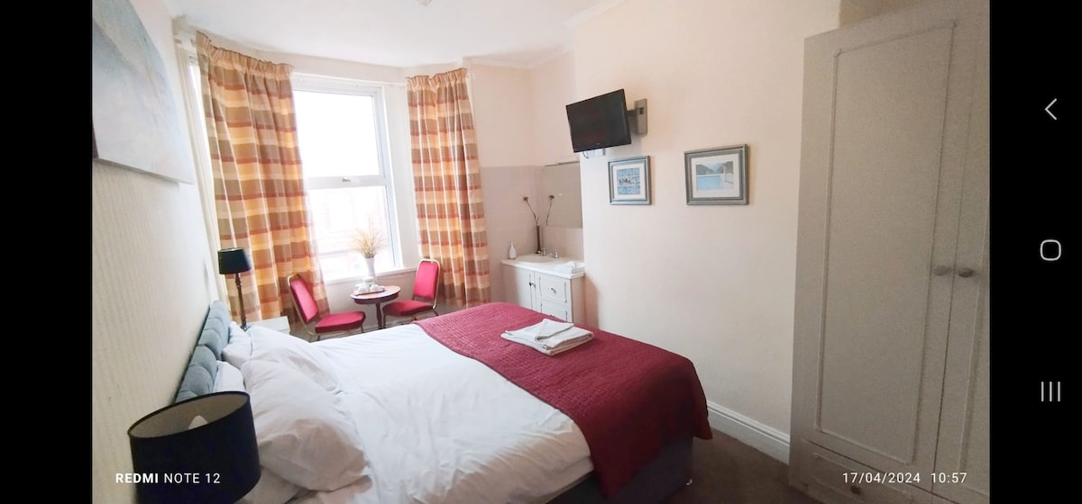 Superking bed flat just by Bridlington Spa