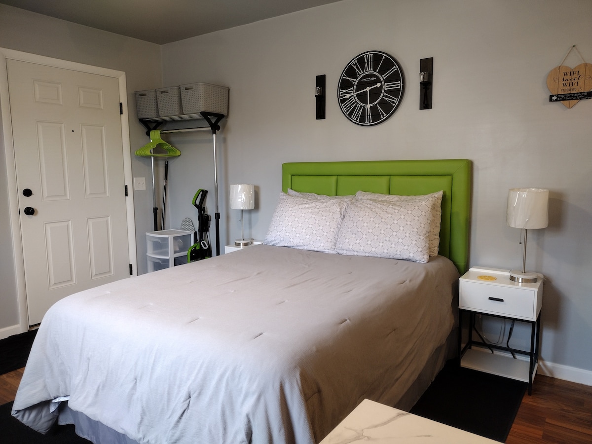 Cozy 1-BR guest house w/free parking on premises