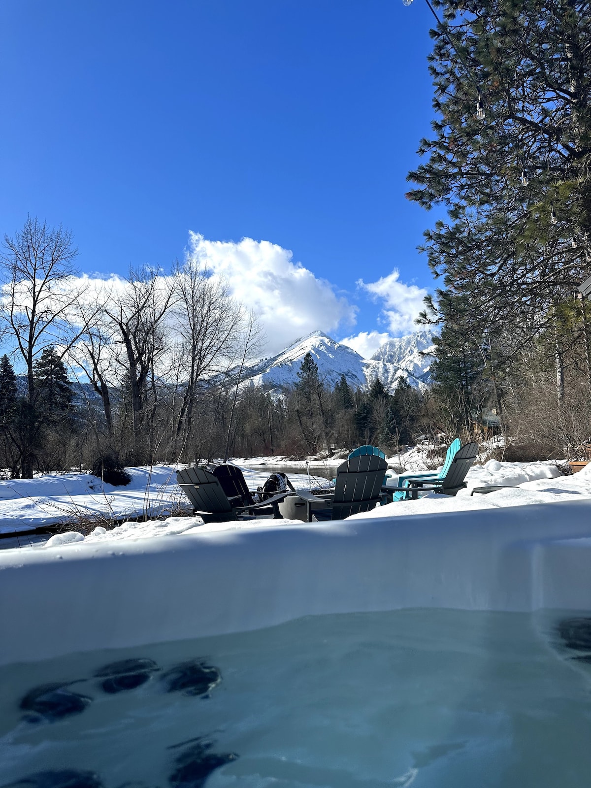 Waterfront Cabin, Hot-Tub, Mtn views, Sauna & Wifi