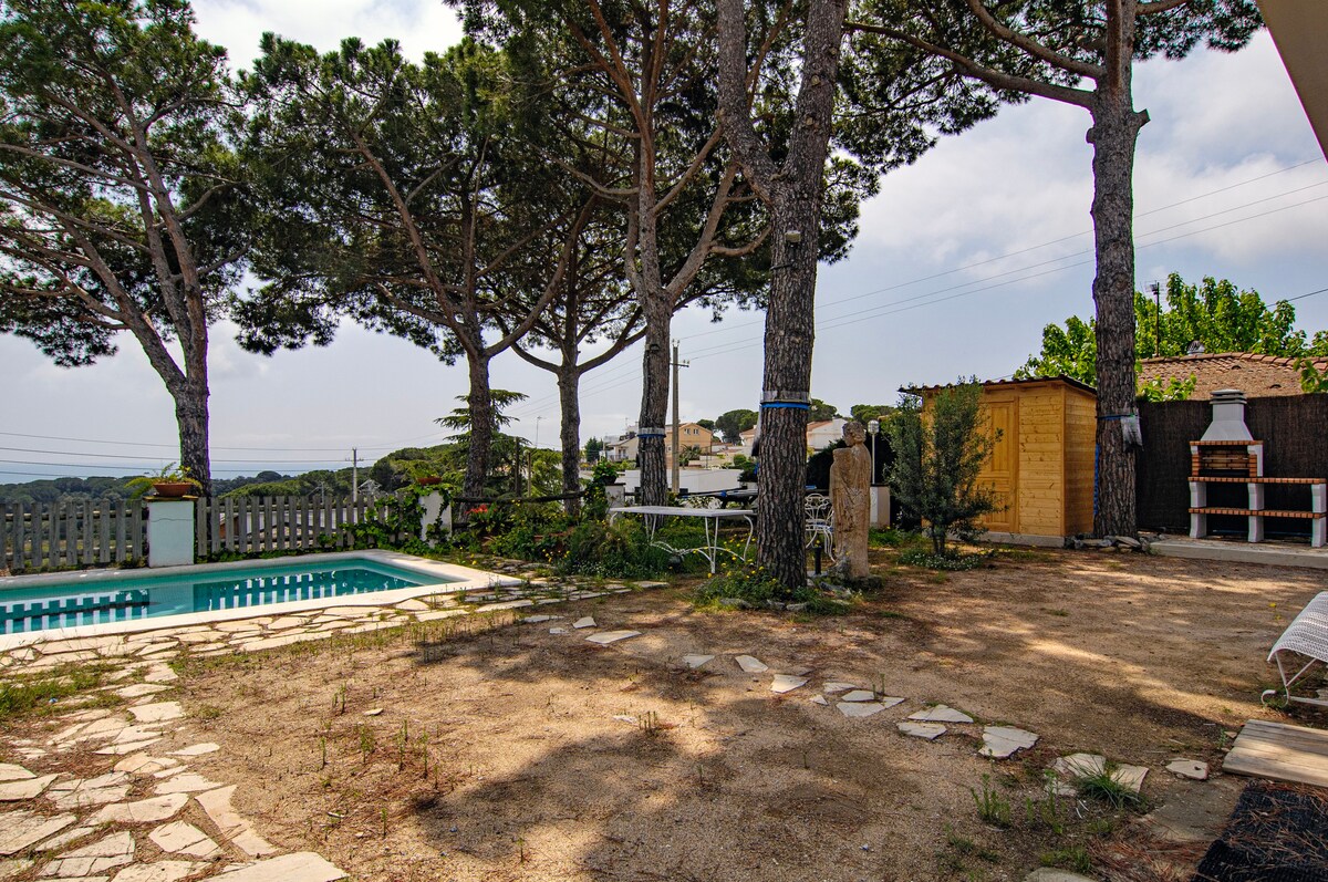 Casa piscina y vistas al mar con jardín.