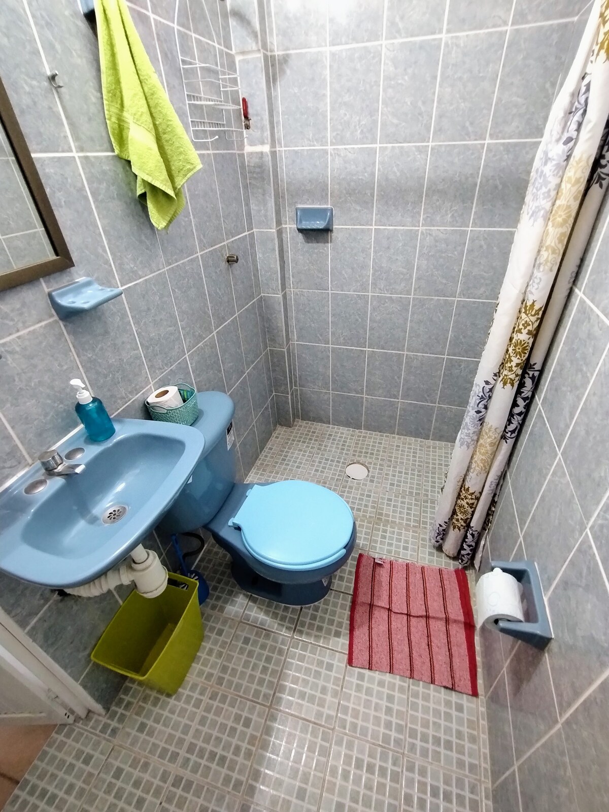 Confortable lugar, baño privado y estacionamiento.