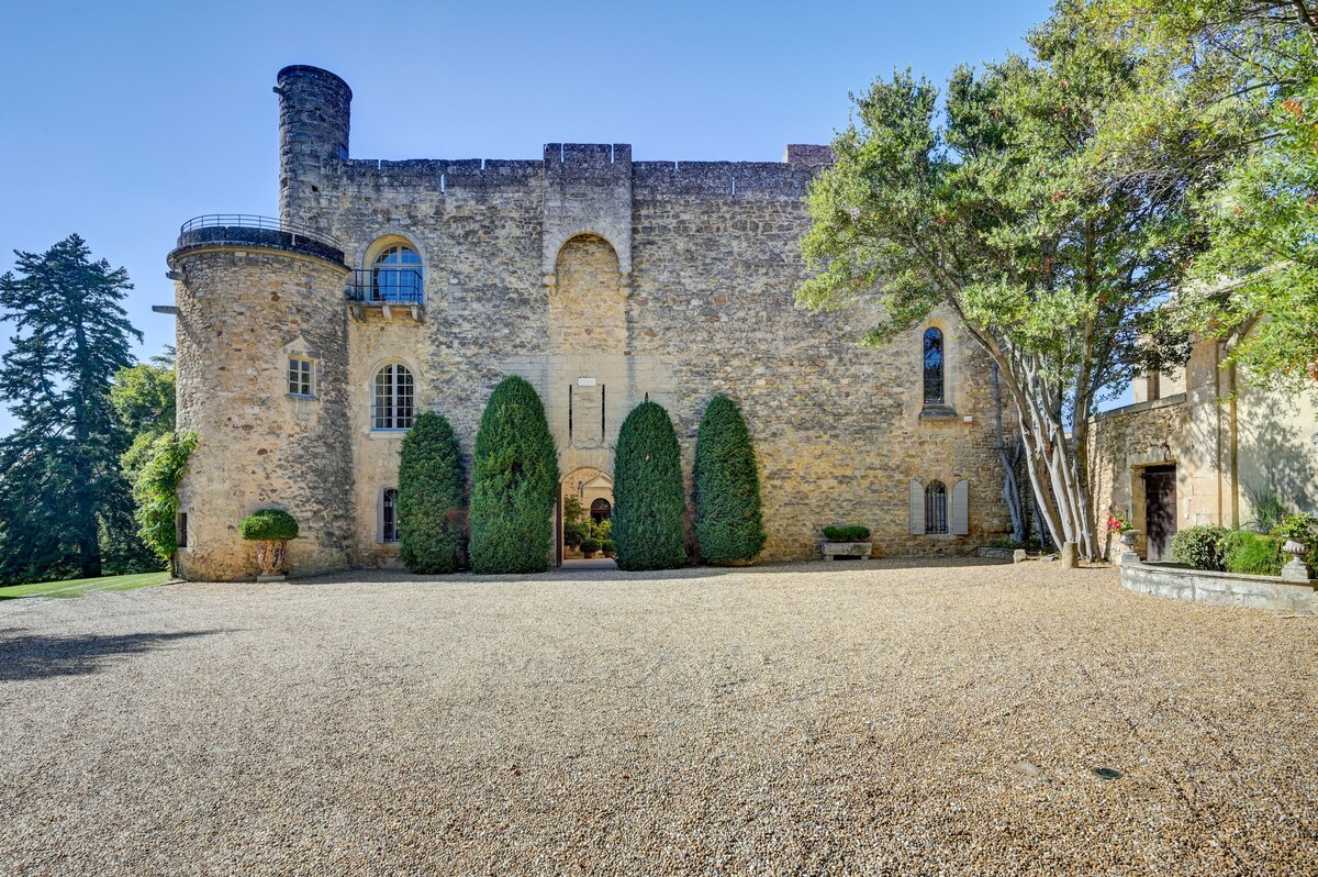 普罗旺斯花园中令人惊叹的中世纪城堡