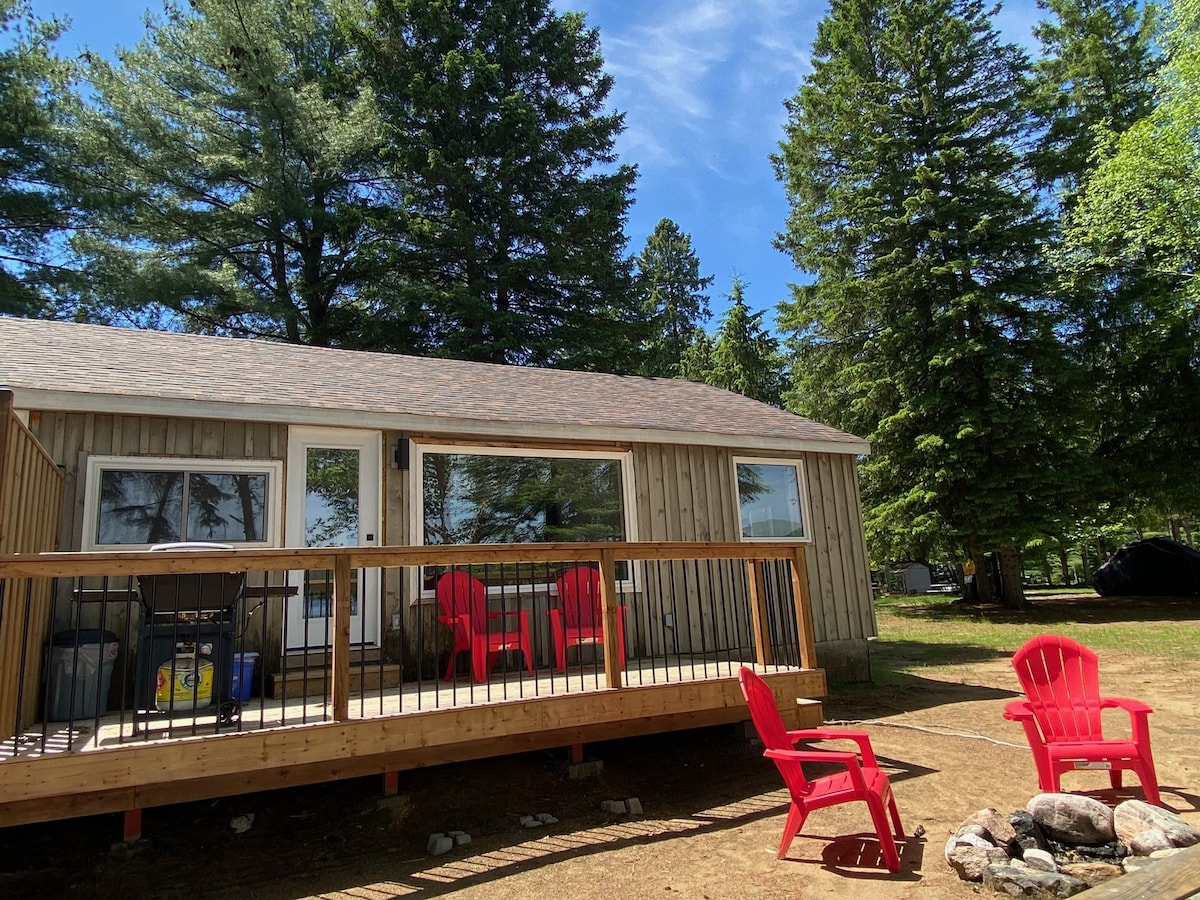 The Dockside Cottage on Lake by Algonquin (SA)