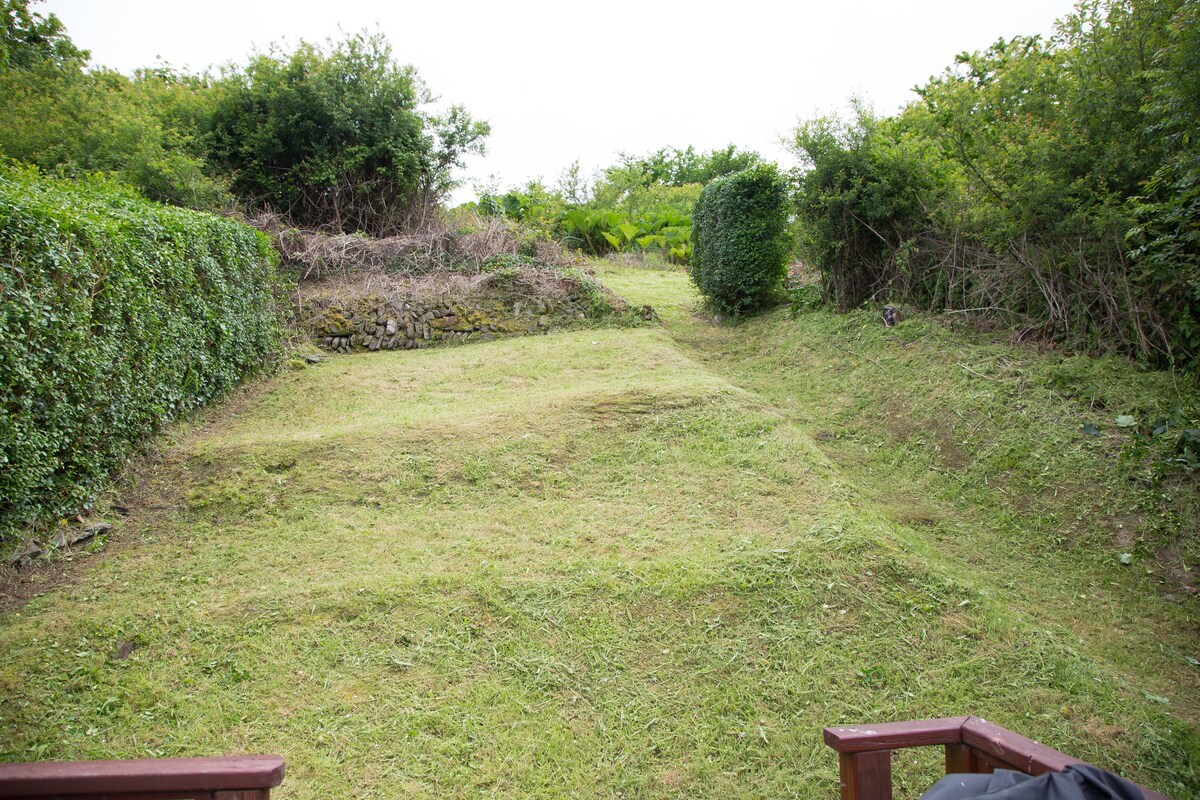 Cottage with Deck, Piano and Garden