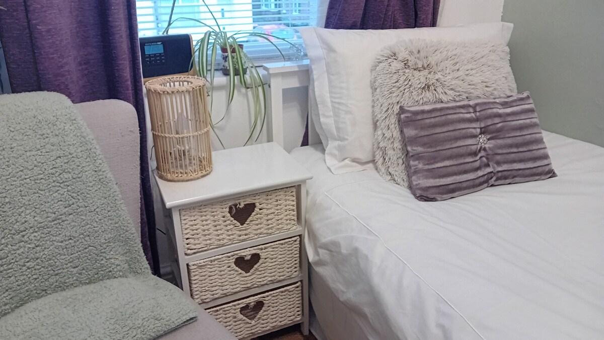 The Purple Room, welcoming home near Cheshire Oaks