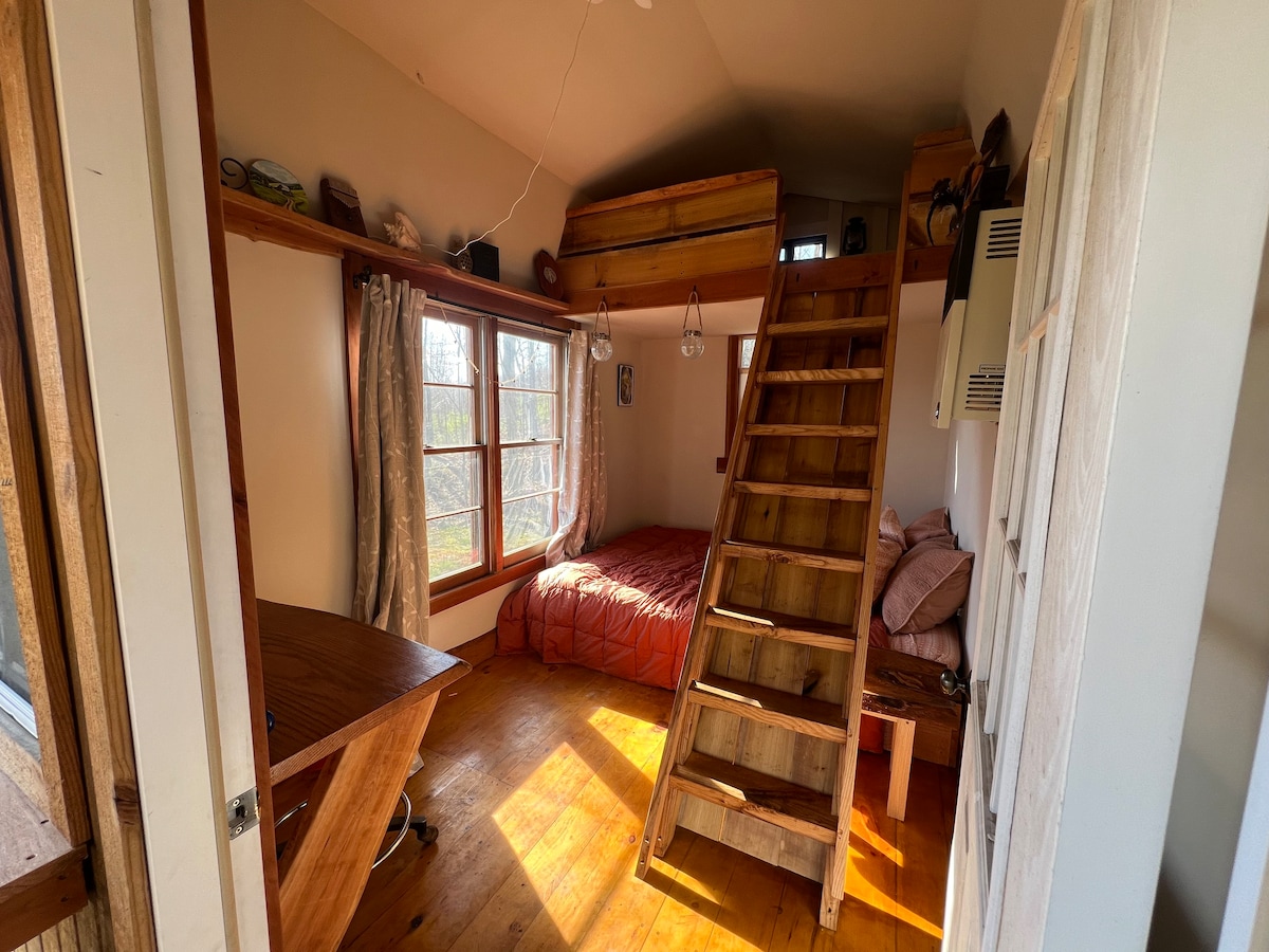 Sunflower Cabin at Mountain Mama Acres