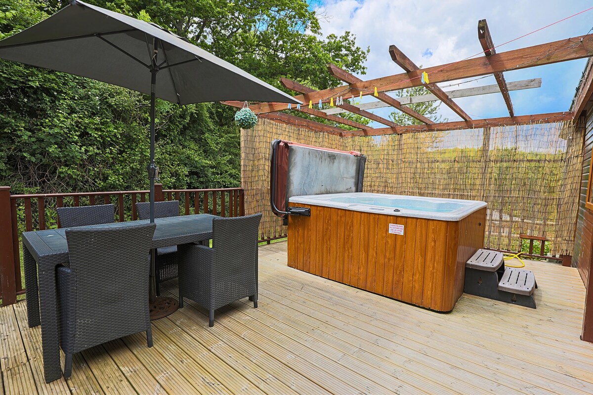 Devon Delight: Conkers Lodge with Hot Tub