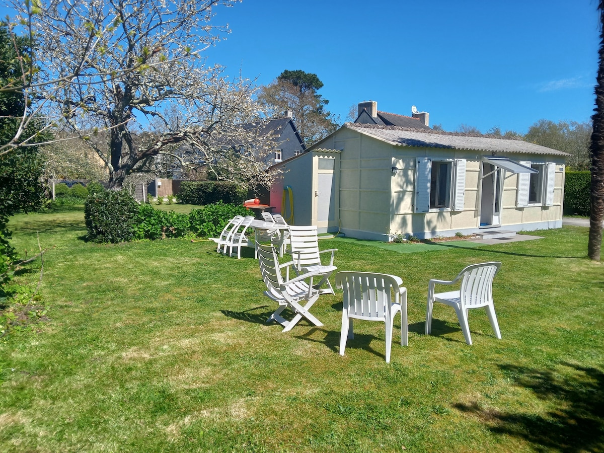 Petite maison de vacances sur terrain arboré