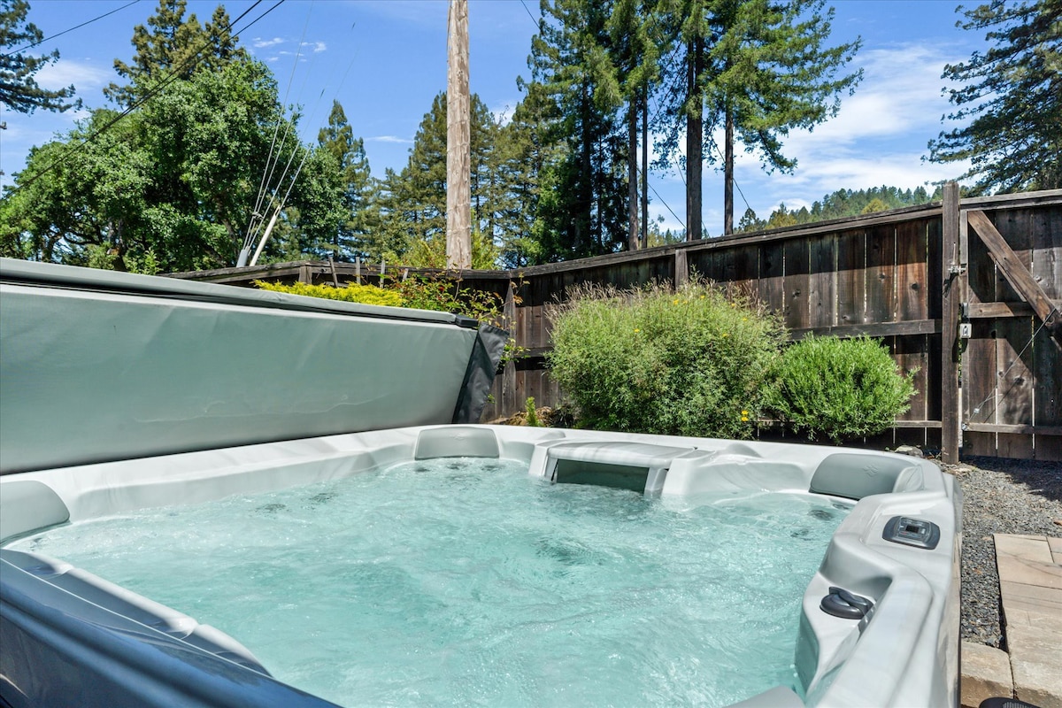 Guerneville Escape: 5 star!Deck/HotTub/Pup ok/WIFI