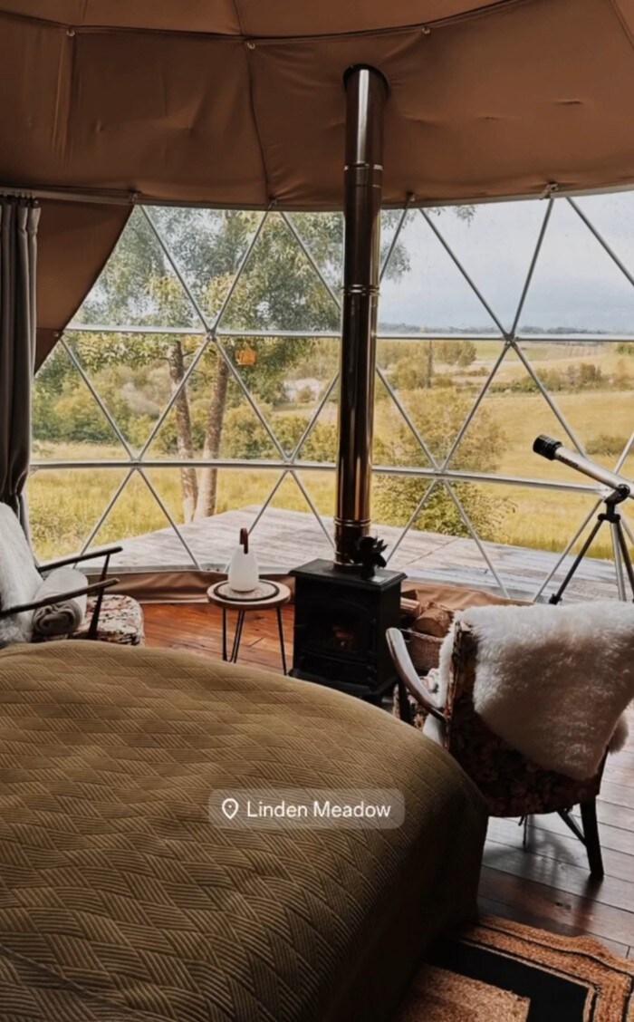 俯瞰法国乡村的豪华露营圆顶屋。