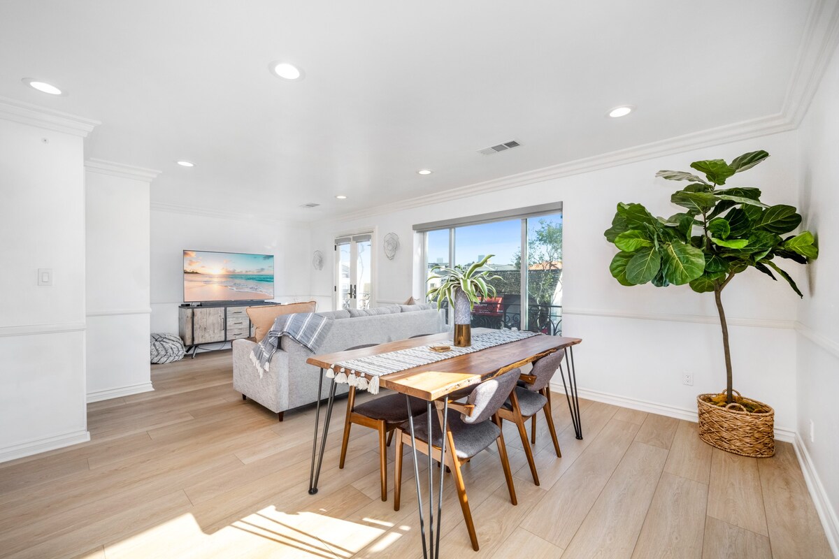 2 Connected Condos in the Heart of Balboa Island