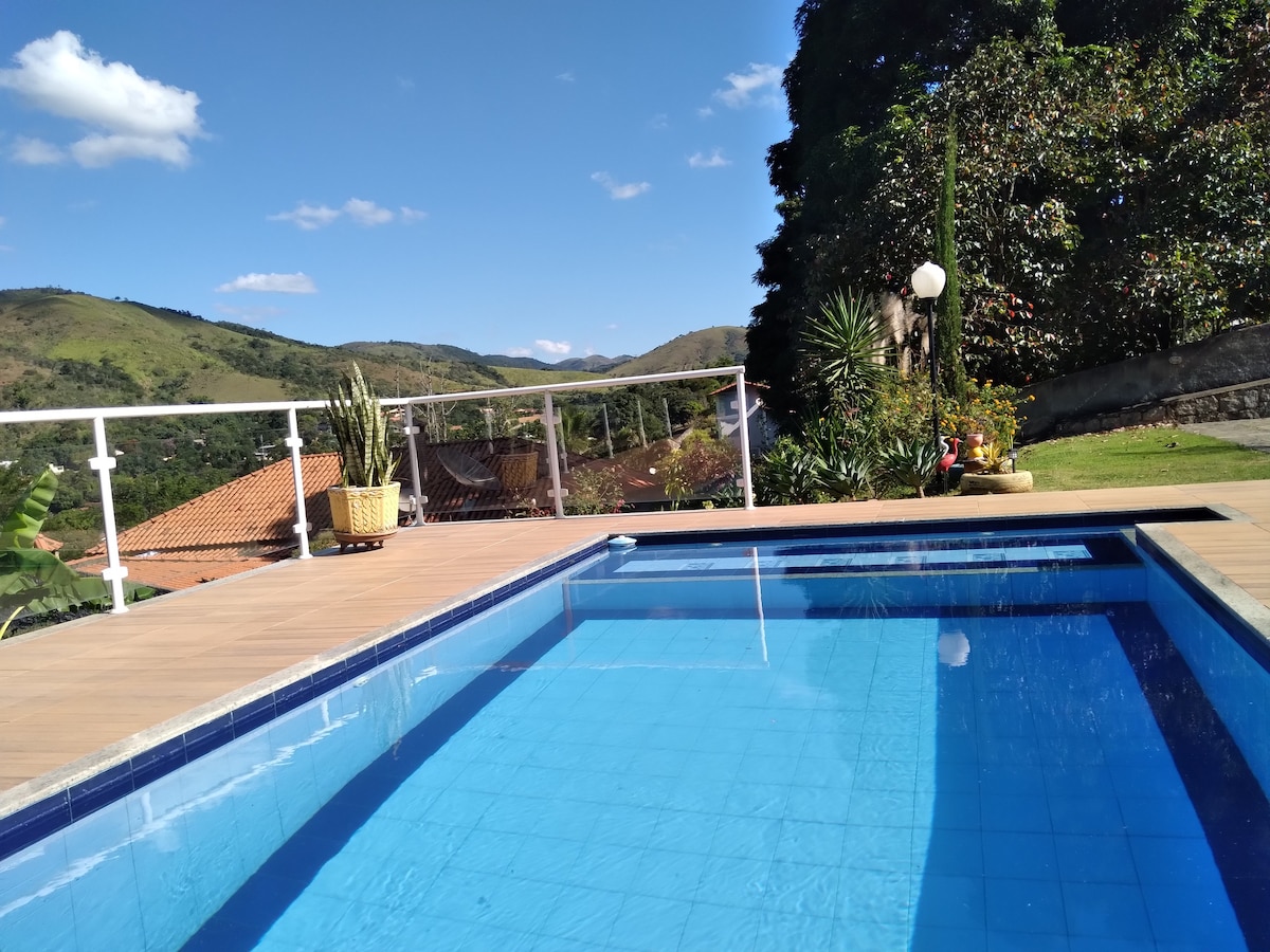 Casa Acolhedora com Linda Vista e Piscina