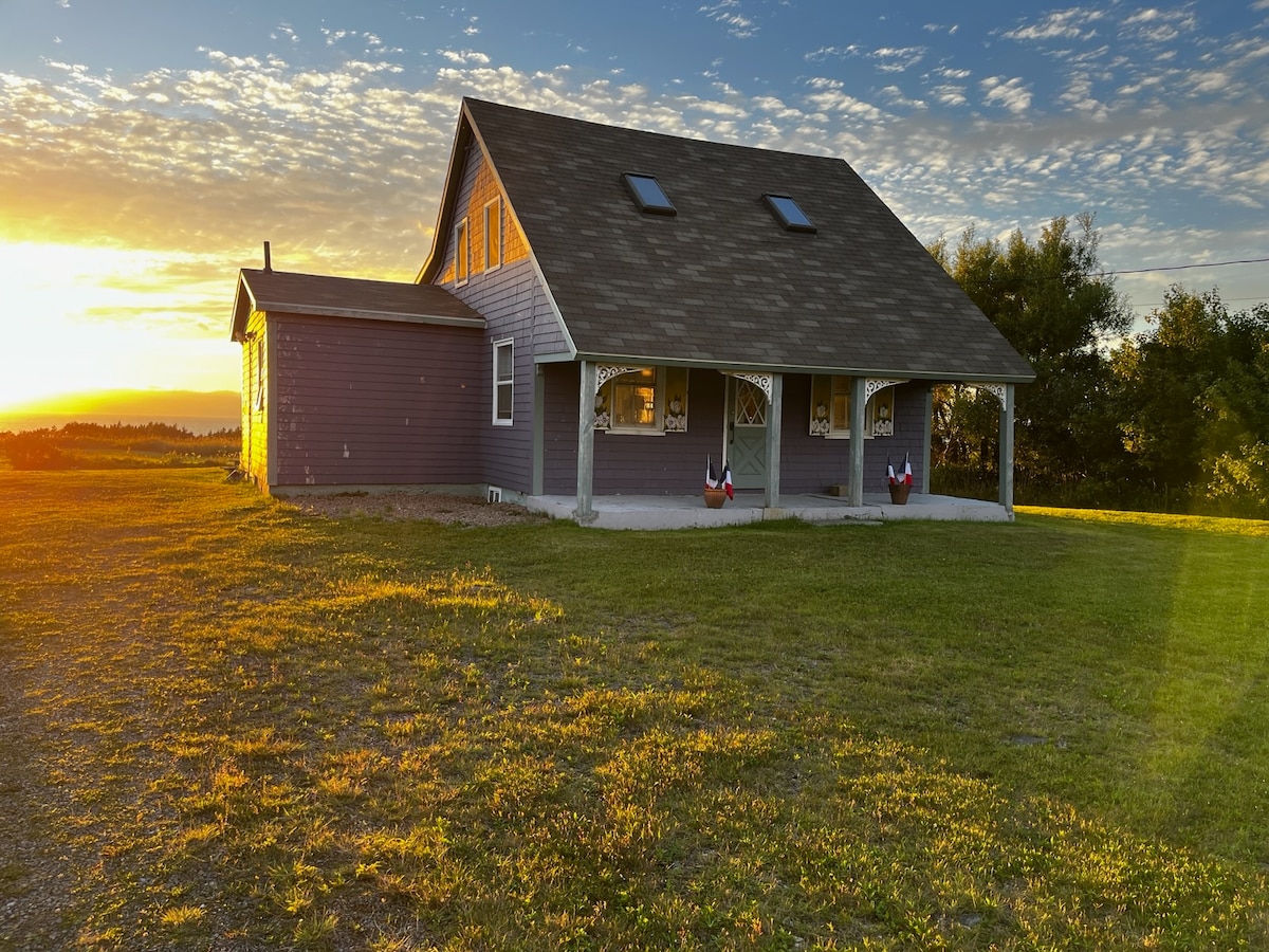 Cozy oceanfront 3-bedroom Acadian cottage